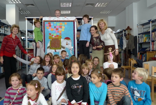 Sėkmės Dramblys ir jį kūrę mažieji dailininkai iš Splito miesto (Kroatija). Nuotr. iš asmeninio K. Kasparavičiaus albumo