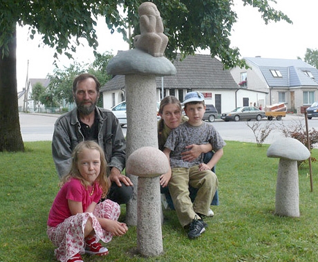 Skulptorius Albertas ir Laimiuko autorė prie skulptūros