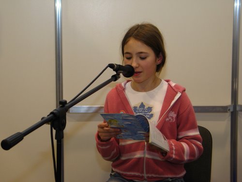 Karolina Panto skaito. Nuotr. Astos Plechavičiūtės