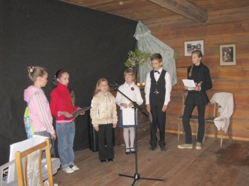 Poezijos skaitymai klėtyje. Nuotr. Violetos Matelienės