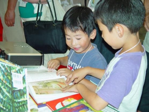 Mažieji japoniukai neatitraukė nei akučių nei rankučių nuo K. Kasparavičiaus ir Sigutės Ach knygučių