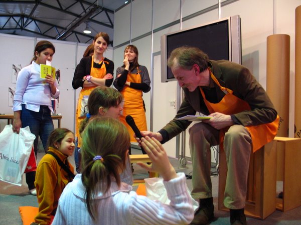 K.Kasparavičius kalbina skaitytojus. Nuotr. Astos Plechavičiūtės