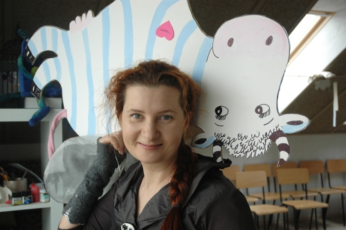 Sigutės Ach kūryba kaip ir Donaldo Biseto pasakos mėgsta apvirsti aukštyn kojom. © Sandra Junevičiūtė