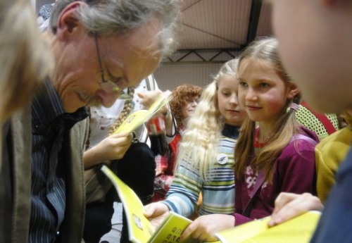 Kęstutis Kasparavičius apsuptas jaunųjų skaitytojų. Nuotr. Simono Gutausko