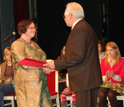 Geriausio metų rašytojo vaikams ir paaugliams Gendručio Morkūno apdovanojimą atsiima autoriaus žmona Regina Morkūnienė. © Roma Kišūnaitė