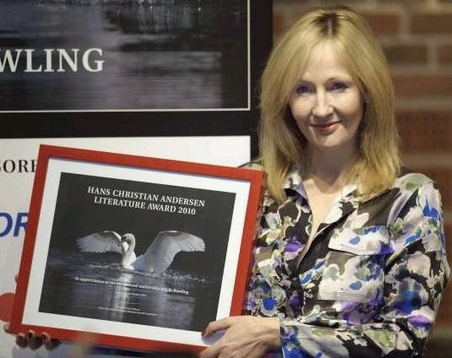 J. Rowling laiko H. Ch. Anderseno literatūros prizą. Nuotr. šaltinis: telegraph.co.uk