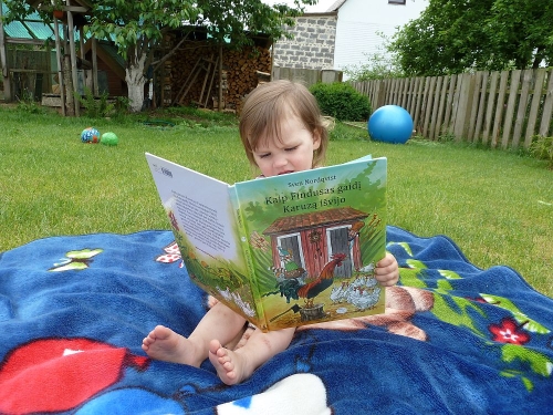 Elzė susipažįsta su Findusu ir Karuzu. Nuotrauka Astos Vainorės