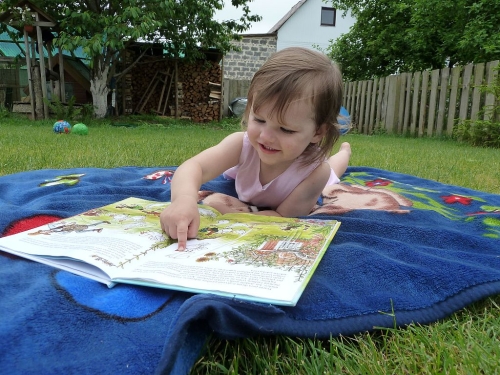 Katinėlio pokštai Elzytei patinka. Nuotrauka Astos Vainorės