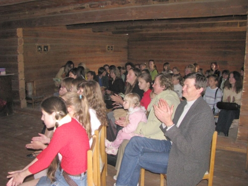 Poezijos skaitymai klėtyje. Nuotr. Violetos Matelienės
