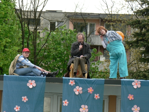 K. Kasparavičius su Mažyliu ir Karlsonu ant stogo