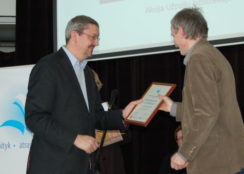 Rašytoją Kęstutį Kasparavičių pasveikino LRT generalinis direktorius Audrius Siaurusevičius. Nuotr. R. Kišūnaitės