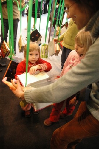 Knygų mugėje vaikus pasitinka ne tik knygos, bet ir kūrybinės studijos. Nuotr. S. Gutausko