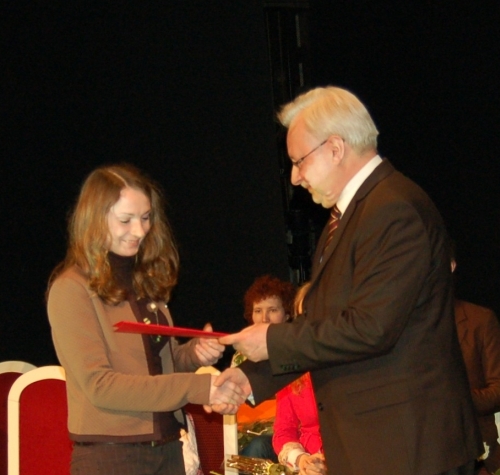 Vaikų literatūros kritikas Kęstutis Urba įteikia apdovanojimą jaunajai rašytojai Urtei Uliūnei. © Roma Kišūnaitė